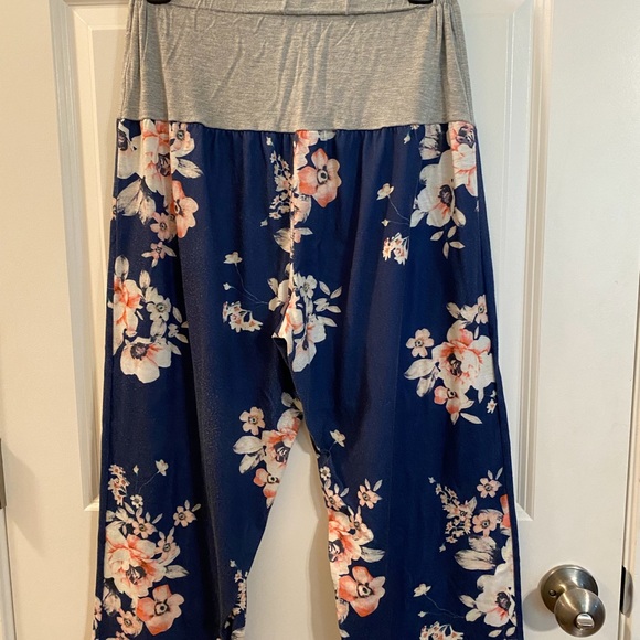 Flowered stretchy maternity pants - Picture 3 of 3